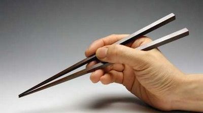 Puțini știu asta. Cum se folosesc, de fapt, bețișoarele pentru mâncare chinezească