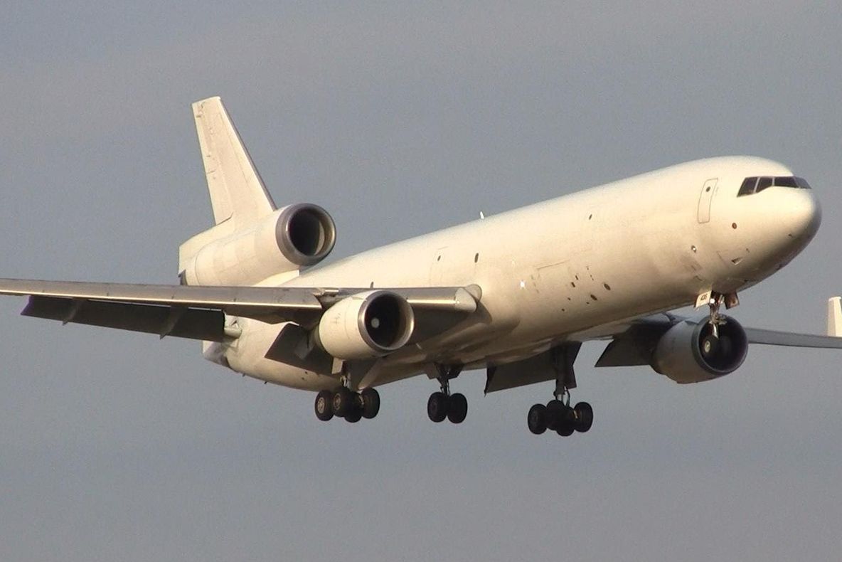 Descoperire şocantă într-un avion: un cadavru şi sute de mii de dolari