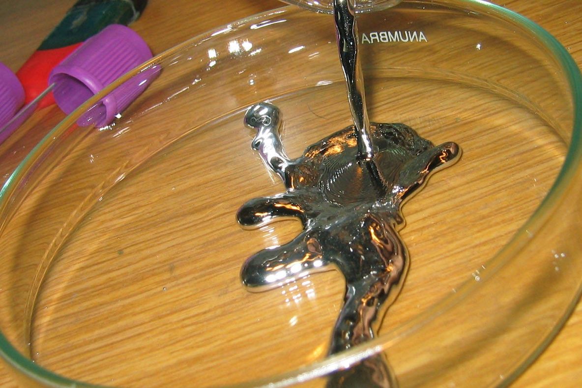 Aşa știi dacă ți s-au făcut farmece cu ARGINT VIU. Fii atent la aceste două simptome!