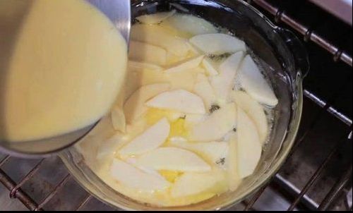 A adăugat ouă bătute peste merele feliate. Rezultatul a lăsat-o fără cuvinte