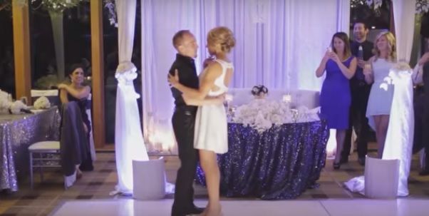 Mirele şi mireasa se pregăteau să deschidă nunta cu dansul lor. Invitaţii au rămas ULUIŢI de urmare