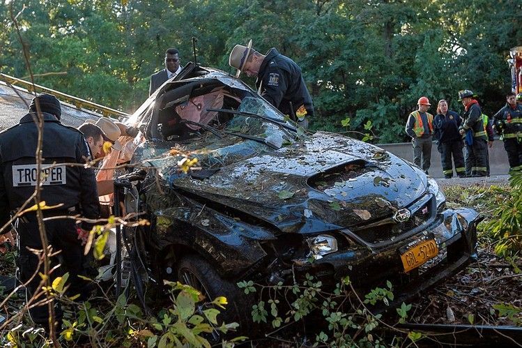 O prezentatoare tv se zbate între viață și moarte. Mașina pe care o conducea a rupt doi copaci