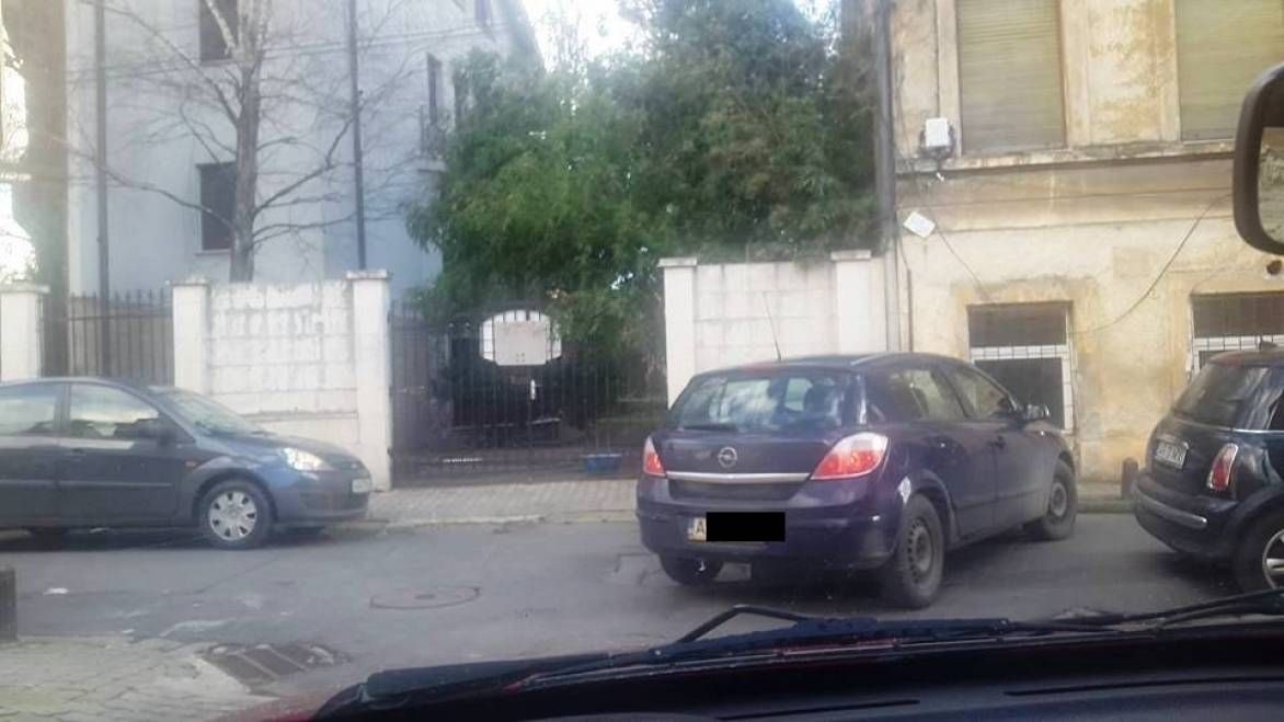 Imagini virale. De câte ori loveşte o şoferiţă din Arad o maşină ca să vireze dreapta