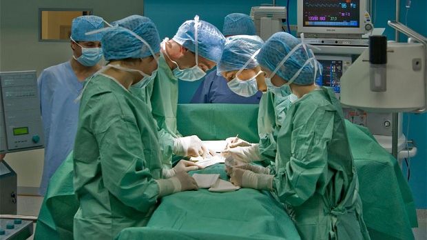 O echipă de medici români și americani operează gratuit persoane cu diferite forme de cancer 