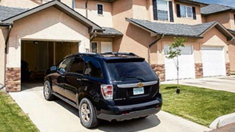 A parcat mașina în fața unei case fără permisiune. Ce a găsit a doua zi l-a lăsat fără cuvinte