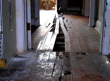 A vrut să renoveze casa, dar A ÎNCREMENIT când a scos pardoseala! Stătea acolo de 73 de ani! 