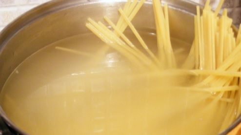 După ce vei citi asta, nu vei mai arunca apa în care au fiert pastele. Uite la ce este bună