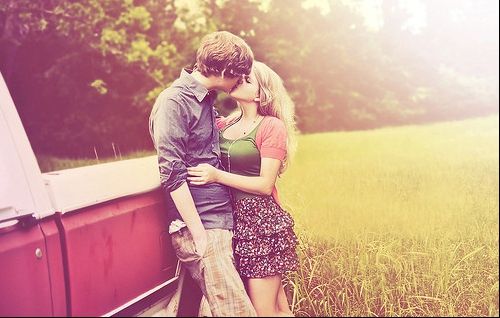 De ce lași capul spre dreapta când te săruți. Răspunsul te va surprinde