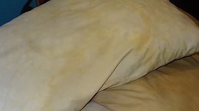 Cel mai simplu truc. Cum să speli şi să albeşti pernele îngălbenite