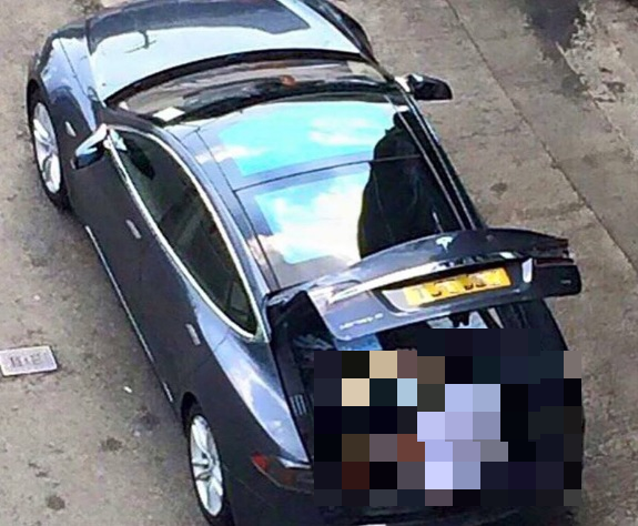 Oamenii au ÎNCREMENIT când au trecut pe lângă această maşină. Ce au văzut în portbagaj e ULUITOR