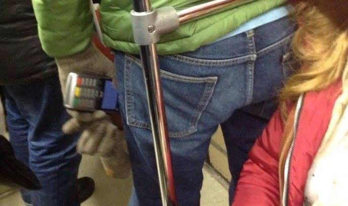 Avertisment șoc: Vi se pot fura bani de pe card, direct din portofel. Ce trebuie să știți neapărat