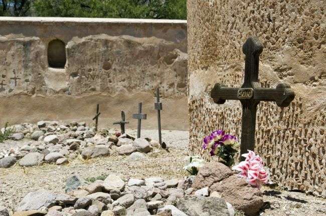 A născut în sicriu. Descoperirea șocantă făcută când au dezgropat-o