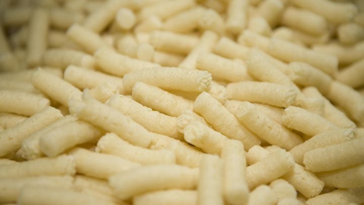 Ea este femeia care mănâncă doar PUFULEŢI de mai bine 10 ani. Iată cum arată la 32 de ani!