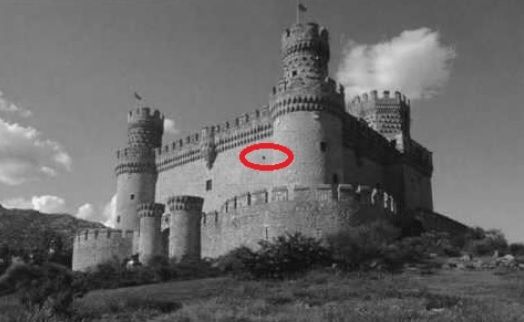 Vezi punctul acela? Dacă te uiţi la el încontinuu, această POZĂ alb-negru va deveni COLOR. Secretul?