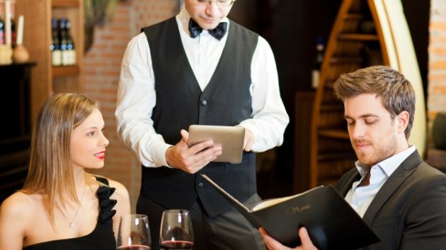 A mers la restaurant să ia cina cu soţul ei. Când a gustat din mâncare a avut un şoc