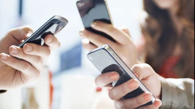 Revoluție în domeniul tehnologiei! Cum vom putea încărca telefoanele mobile la soare