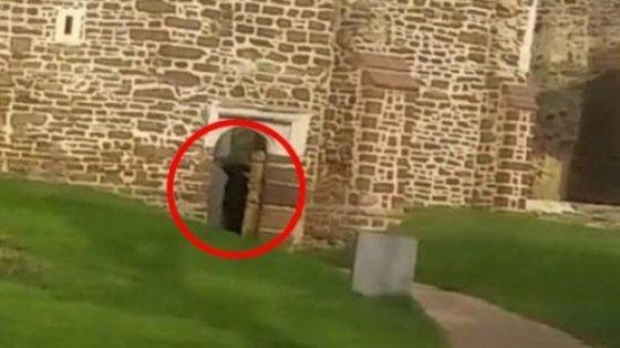 Au dat peste o biserică abandonată, unde se practicau ritualuri satanice. O arătare a apărut la ușă