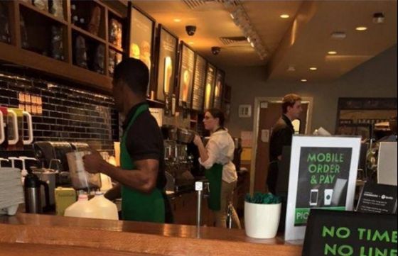 Un surd a fost servit zilnic de aceeași chelneriță. Într-o zi, ea i-a strecurat un bilet. A plâns