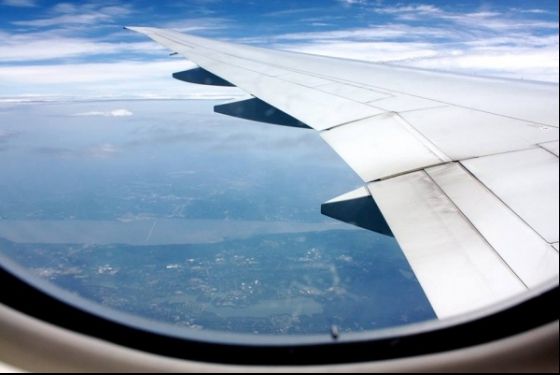 Au privit pe geamul avionului și s-au cutremurat. Și-ar fi dorit să nu se afle la bord