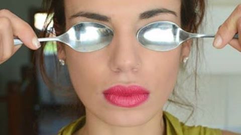 A băgat 2 linguri în congelator, apoi le-a pus pe ochi. E incredibil ce s-a întâmplat după 3 minute