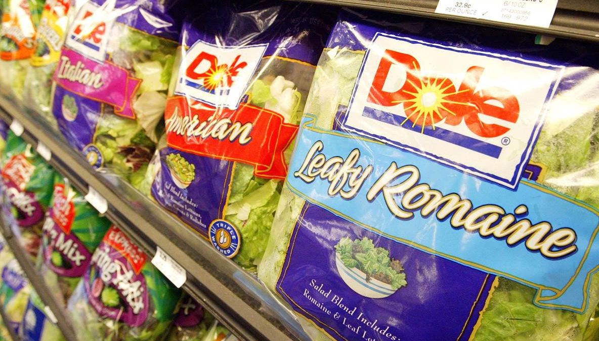 Atenţie la salata la pungă! O persoană a murit și 15 sunt internate din cauza produselor contaminate