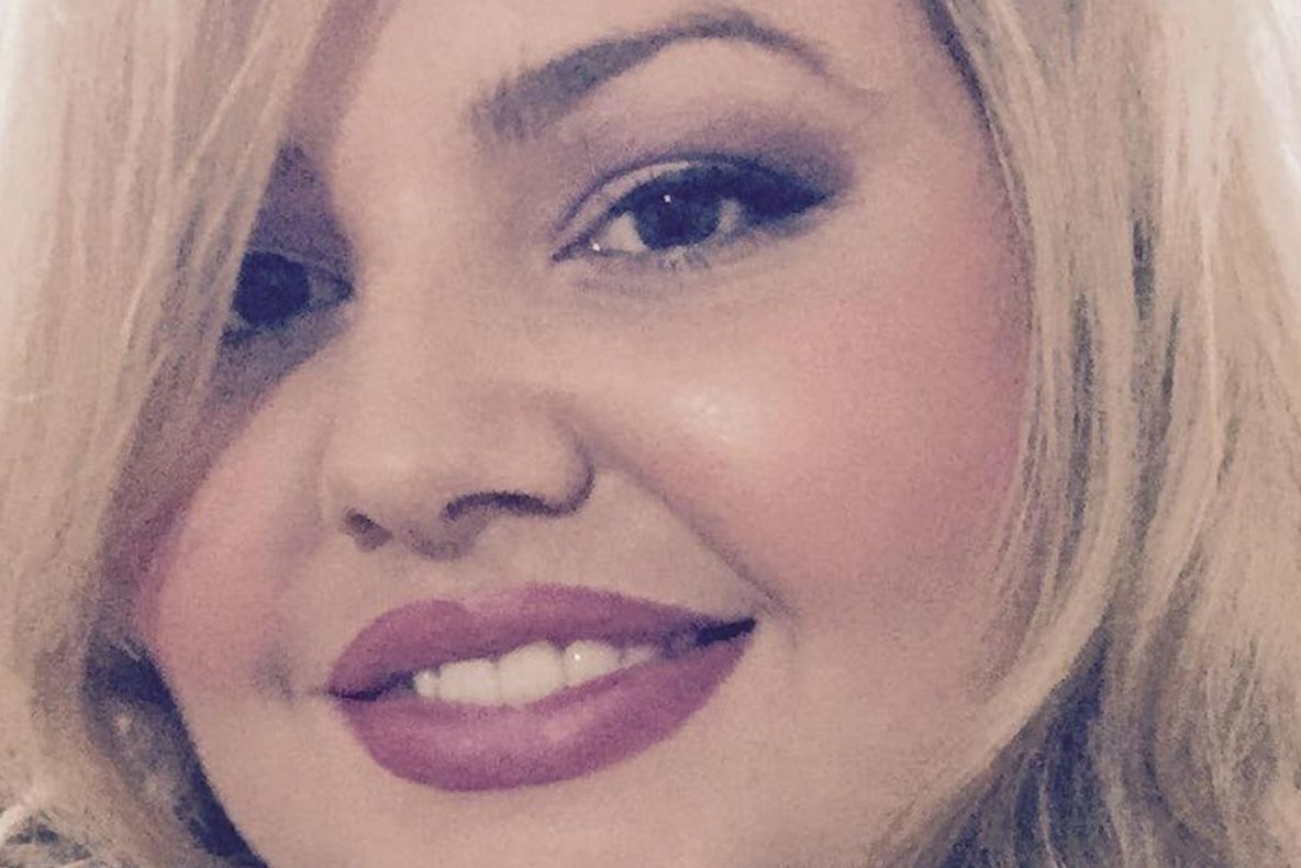 S-a dus la salon să se vopsească, dar nu se aştepta la aşa ceva. Ce poze a postat apoi pe Facebook