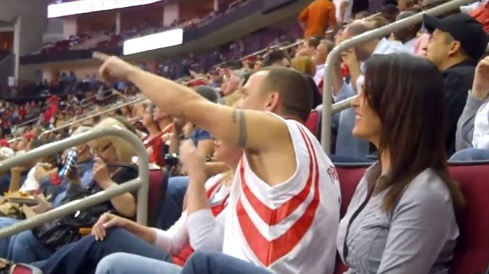 Doi iubiţi au mers la meci şi i-a surprins kiss-cam-ul. În loc să-şi sărute iubitul, femeia a ŞOCAT 