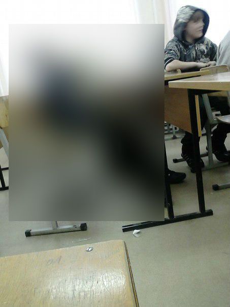 Poza din clasă a scandalizat părinții. Cum au fost surprinși cei mai cuminți elevi. Nu mai au rușine