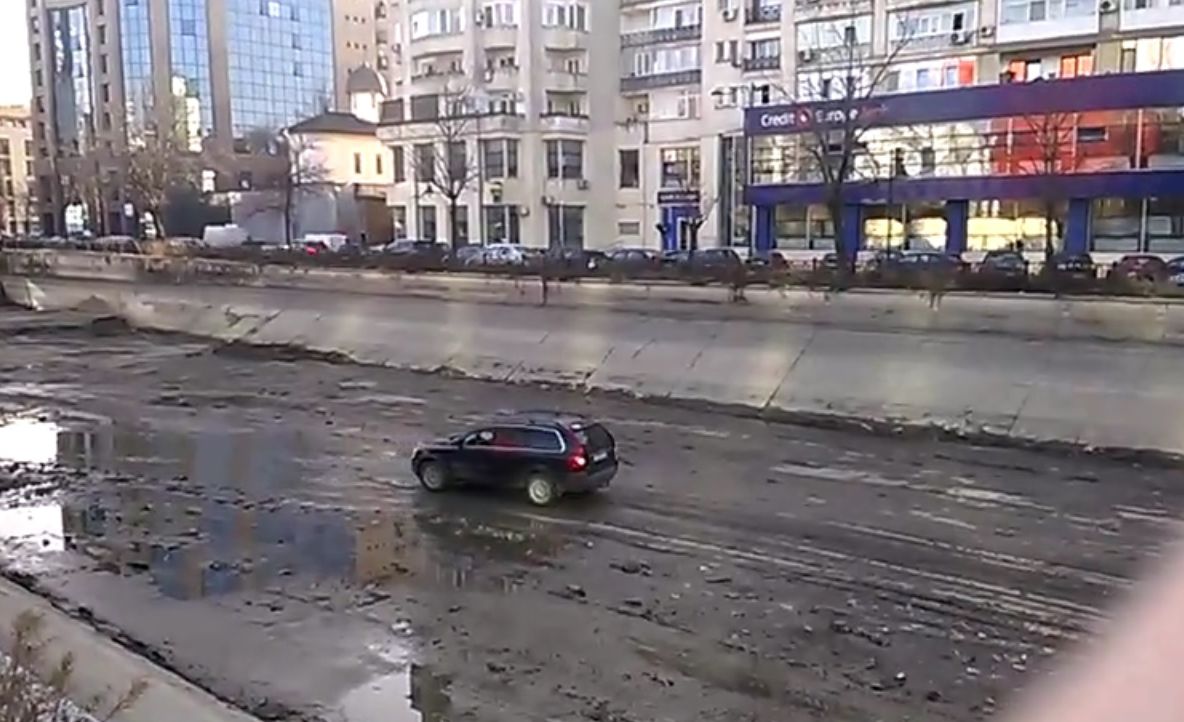 Imagini incredibile în Bucureşti: cum a condus un şofer "prin Dâmboviţa"