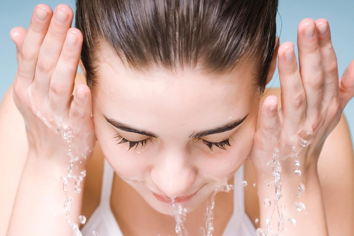Ce greșeli faci atunci când te speli pe față