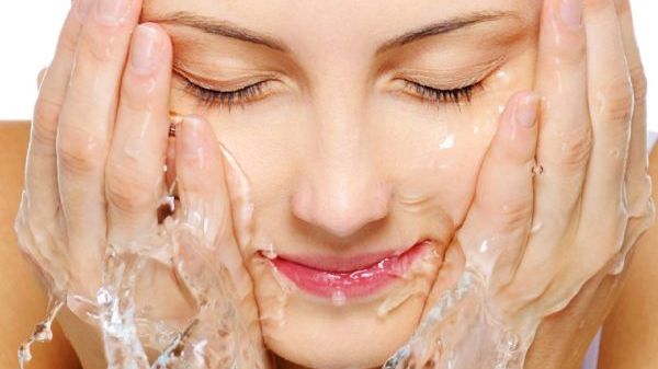De ce nu ar trebui să te speli pe faţă sub duş