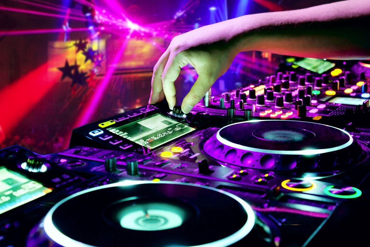 Patron a două cluburi și angajați ai acestuia, reținuți pentru trafic de droguri de mare risc