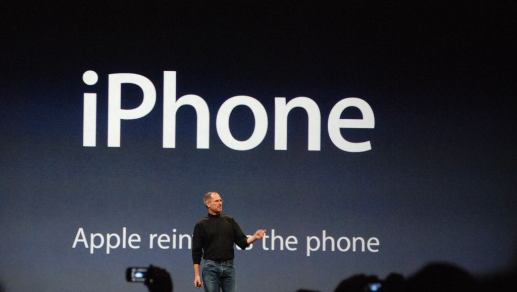 SURPRIZĂ! Ştii ce înseamnă "i"-ul de la iPhone? De unde vine litera? S-a crezut că e Internet, dar..