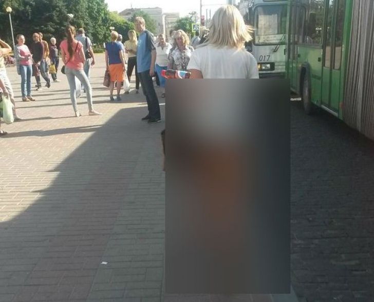 Cum a ieșit această femeie în centrul orașului. Nu mai are nicio jenă. Trecătorii au încremenit