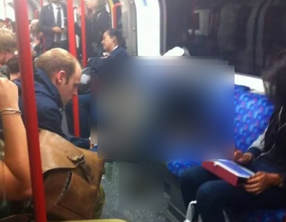 Ce a făcut o femeie în metrou. Călătorii au rămas şocaţi. Se credea la ea acasă. S-a dezbrăcat şi...