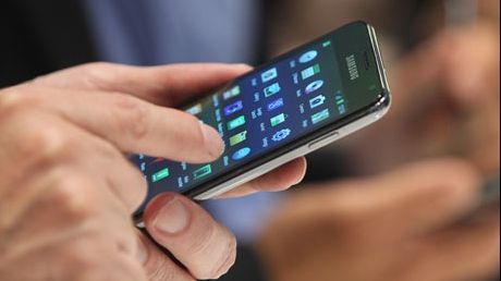 Anunț șocant. Smartphone-urile pot duce la infertilitate. Greșeala pe care mulți bărbați o fac