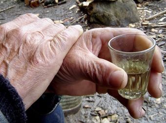 Ce se întâmplă în organismul nostru când bem ţuică. Nici nu îţi imaginezi ce efect are