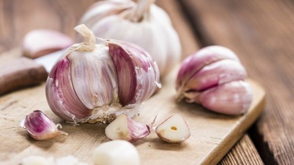 A consumat zilnic un căţel de usturoi pe stomacul gol, dar nu se aştepta să păţească asta!