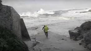 Doi bătrâni, salvaţi după ce au fost luaţi de un val uriaş, pe plajă - VIDEO 