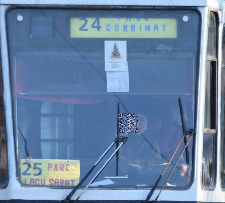 Ce a surprins un tânăr în fotografia unui tramvai din Brăila. Abia când a mărit poza a observat