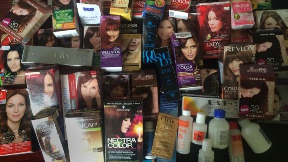 Atenţie! Puteţi face cancer de la vopseaua de păr. Iată ce substanţe chimice conţine