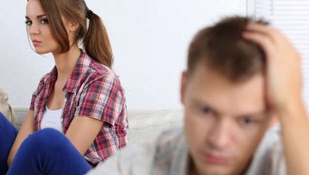 Bănuia că soția îl înșală. Îndurerat, a confruntat-o. Când a aflat cine e amantul s-a sinucis