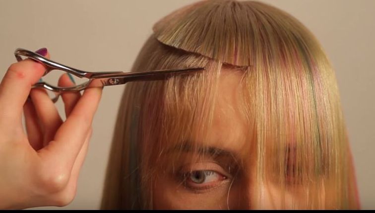 Cum arată cea mai haioasă tunsoare. A băgat foarfecul în păr și a tăiat. Ce a ieșit e uimitor!