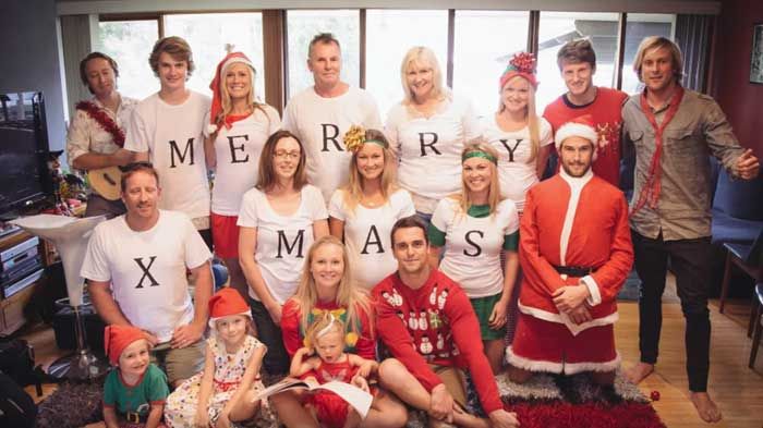 Şi-a adunat familia pentru o poză de Crăciun. Când s-a uitat ce-a ieşit femeia a izbucnit în lacrimi