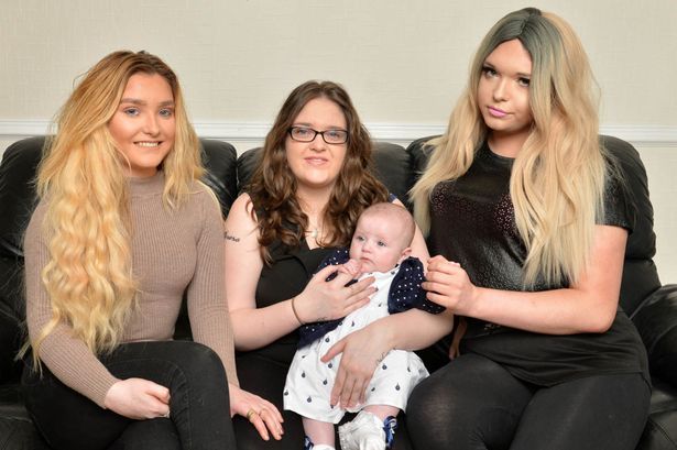 Pare o poză de familie obișnuită. Părinții lor se îngrozesc când o privesc.Ascunde un secret rușinos