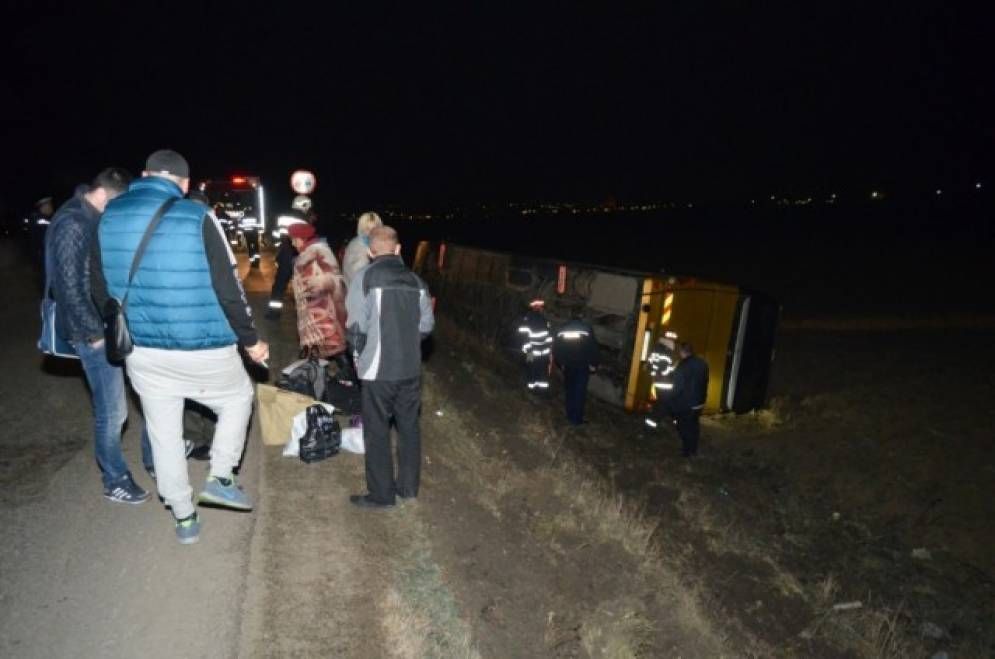 Un autocar plin cu turişti s-a răsturnat în Bacău. Şoferul a adormit la volan: 7 persoane, la spital