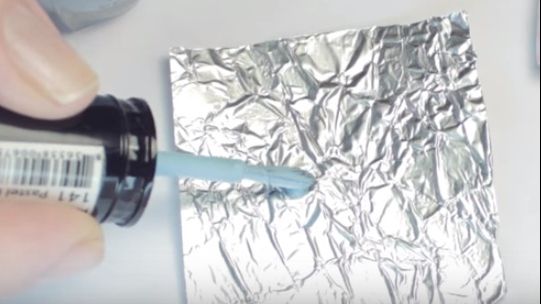 Adaugă câteva picături de ojă pe staniol. Vei obține cea mai spectaculoasă manichiură