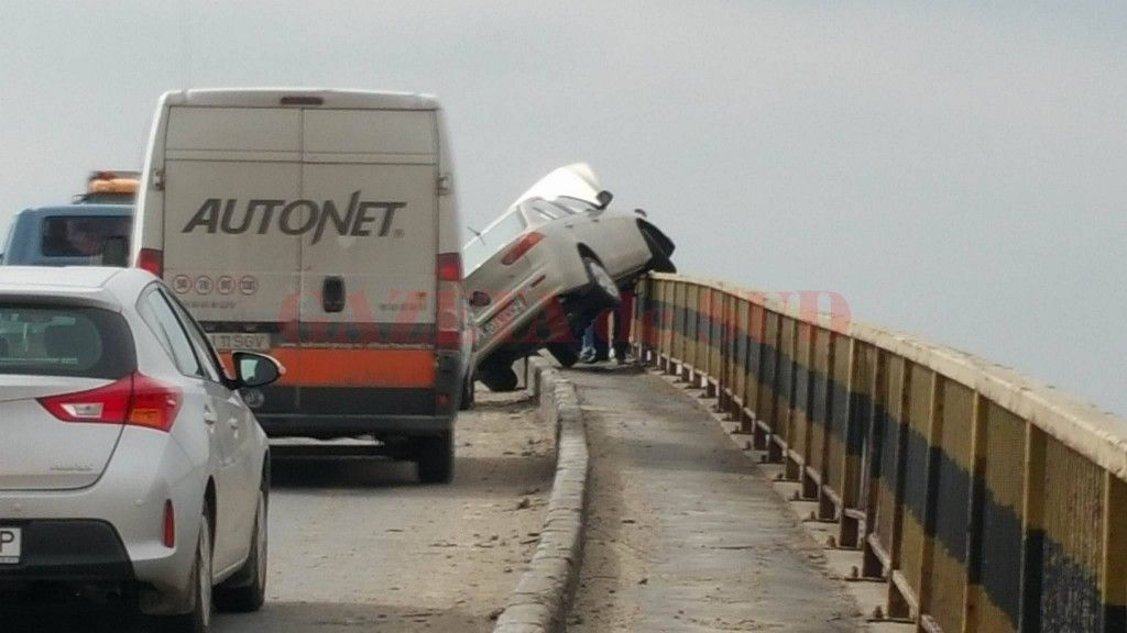 Ghinion teribil pentru un bărbat din Dolj care mergea la un interviu. Suspendat pe un pod, cu maşina