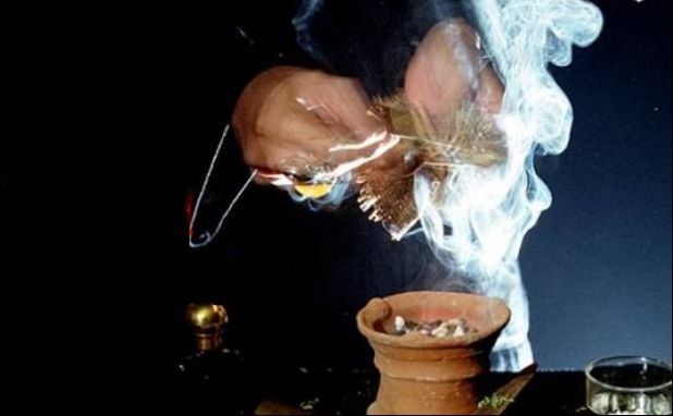 Femeie de 70 de ani, ucisă cu sânge rece de mulţimea furioasă. A rostit ceva înfricoşător!