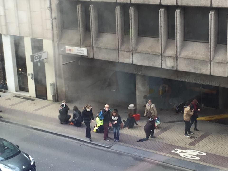 Călătorii din metrou, evacuați prin tunel, după explozia din stația Maelbeek